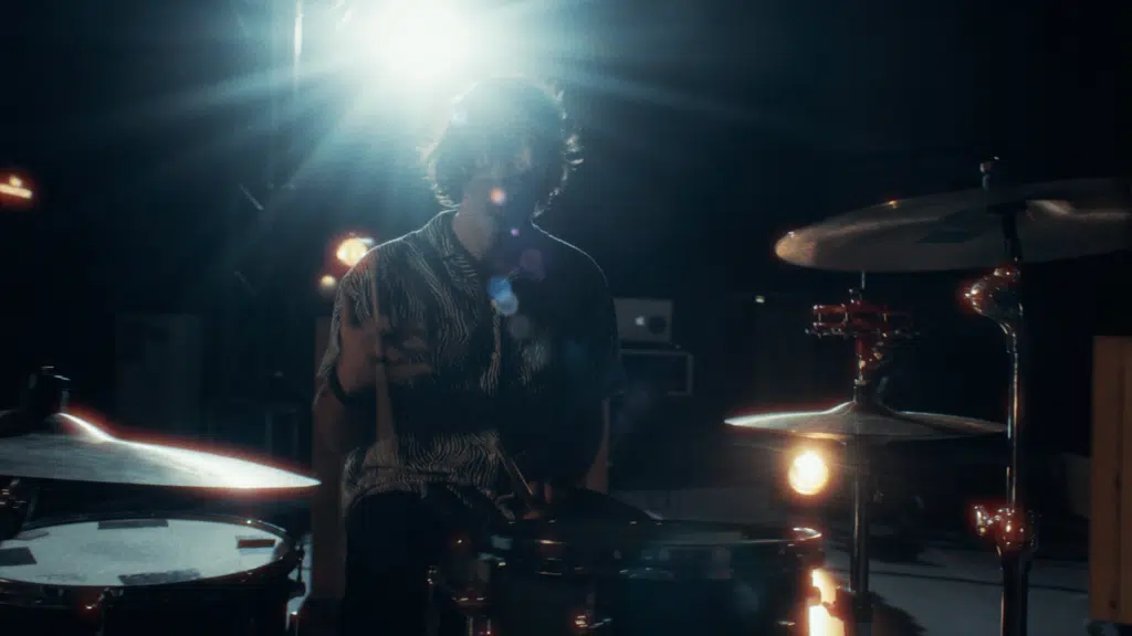 Still Frame from music vidéo Moonage Hookers Ecrit et réalisé par LUCAS MARBACH Production HEMERA Directeur de production LUCAS MARBACH Assistante réalisatrice JUSTINE DE COSTER Assistant caméra JONATHAN DA SILVA Chef électricien THOMAS BORDE Régie générale JUSTINE DE COSTER Montage/VFX LUCAS MARBACH VFX 3D THEO GEORGES Étalonnage JONATHAN DA SILVA, LUCAS MARBACH Remerciements BE-HERE KALINE GROUX CLAIRE MIREUR MALECK ANTOINE DE PERETTI EYE LITE