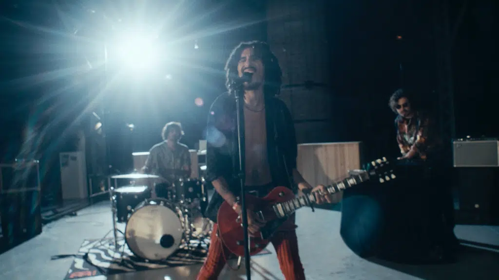 Still Frame from music vidéo Moonage Hookers Ecrit et réalisé par LUCAS MARBACH Production HEMERA Directeur de production LUCAS MARBACH Assistante réalisatrice JUSTINE DE COSTER Assistant caméra JONATHAN DA SILVA Chef électricien THOMAS BORDE Régie générale JUSTINE DE COSTER Montage/VFX LUCAS MARBACH VFX 3D THEO GEORGES Étalonnage JONATHAN DA SILVA, LUCAS MARBACH Remerciements BE-HERE KALINE GROUX CLAIRE MIREUR MALECK ANTOINE DE PERETTI EYE LITE