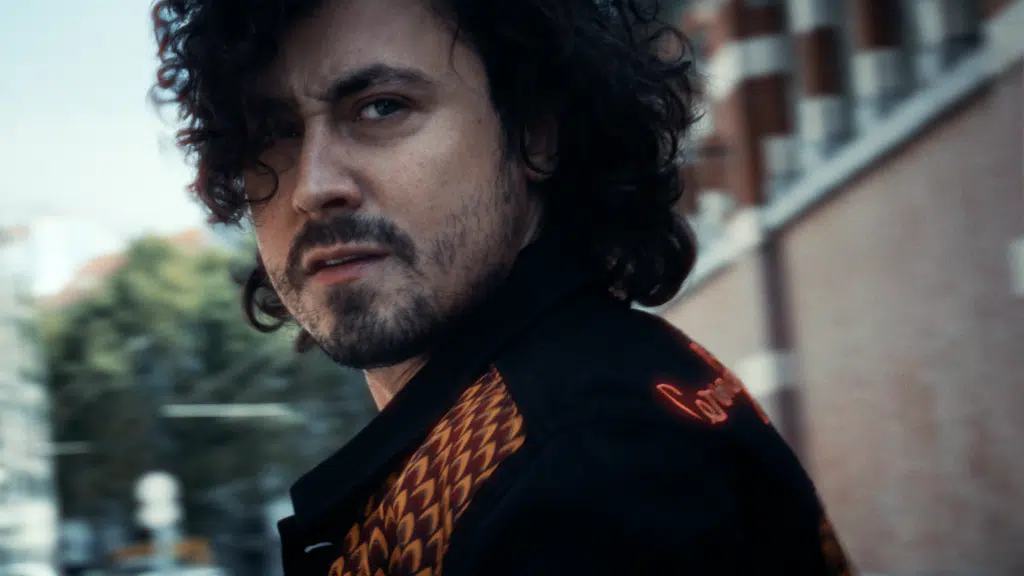 Still Frame from music vidéo Moonage Hookers Ecrit et réalisé par LUCAS MARBACH Production HEMERA Directeur de production LUCAS MARBACH Assistante réalisatrice JUSTINE DE COSTER Assistant caméra JONATHAN DA SILVA Chef électricien THOMAS BORDE Régie générale JUSTINE DE COSTER Montage/VFX LUCAS MARBACH VFX 3D THEO GEORGES Étalonnage JONATHAN DA SILVA, LUCAS MARBACH Remerciements BE-HERE KALINE GROUX CLAIRE MIREUR MALECK ANTOINE DE PERETTI EYE LITE